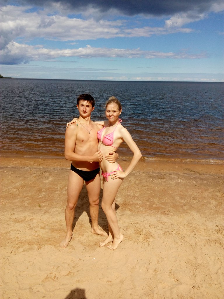фото парня и девушки на фоне моря