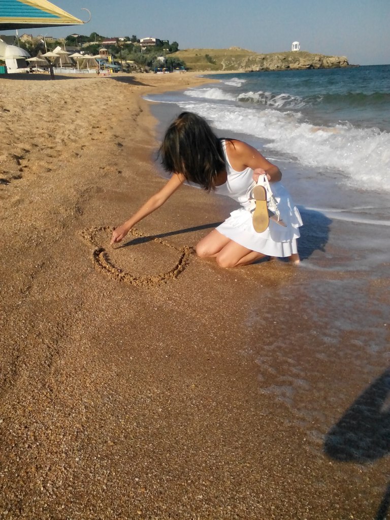 девушка на коленях на песке
